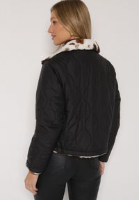 Born2be - Czarna Dwustronna Pikowana Kurtka z Futerkiem w Łaty Meviatella. Okazja: na co dzień. Kolor: czarny. Materiał: futro. Styl: casual, klasyczny #3