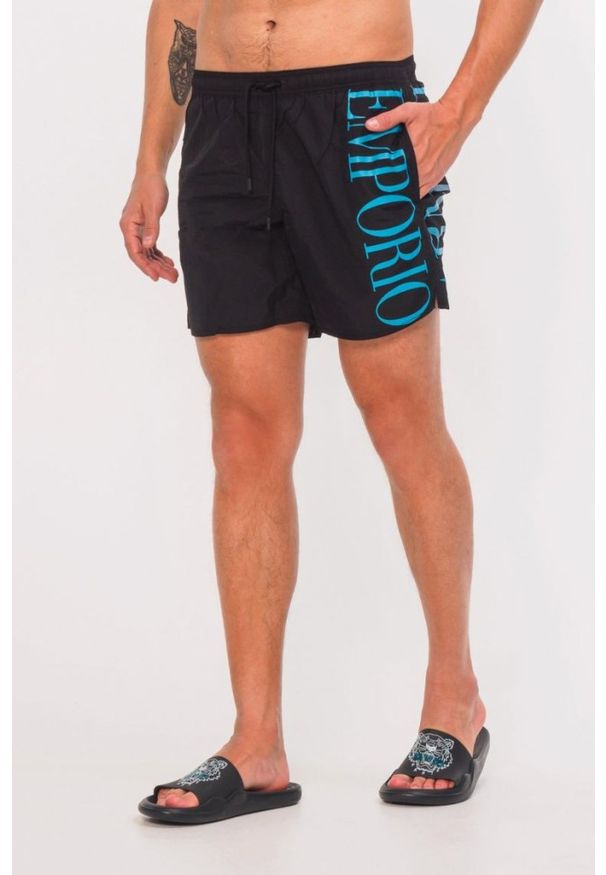 Emporio Armani - EMPORIO ARMANI Czarne męskie szorty kąpielowe z turkusowym logo, Rozmiar 50. Kolor: czarny. Materiał: poliester