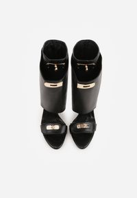 Born2be - Czarne Sandały w Stylu Botków z Ozdobnymi Klamrami Neamerephis. Okazja: na co dzień. Zapięcie: klamry. Kolor: czarny. Materiał: skóra. Wzór: gładki, aplikacja. Styl: casual #9