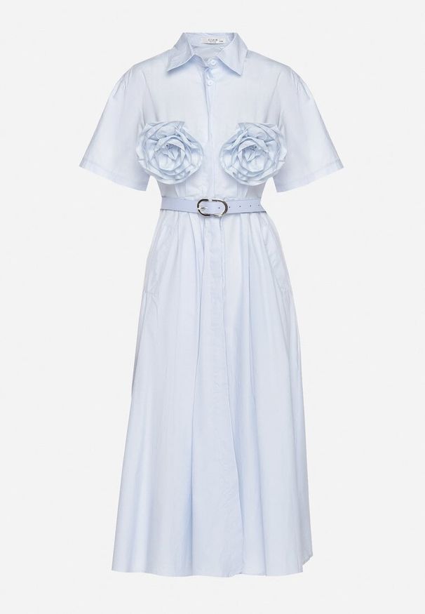 Born2be - Jasnoniebieska Bawełniana Sukienka o Koszulowym Kroju z Paskiem i Kwiatowymi Broszkami Zelnea. Okazja: na spotkanie biznesowe. Kolor: niebieski. Materiał: bawełna. Długość rękawa: krótki rękaw. Wzór: kwiaty. Typ sukienki: koszulowe. Styl: biznesowy, elegancki