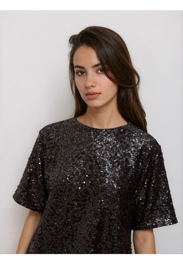 Reserved - Cekinowy t-shirt boxy - ciemnobrązowy. Kolor: brązowy. Materiał: dzianina