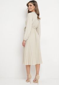 Born2be - Jasnobeżowa Sukienka Mesyre. Okazja: do pracy, na randkę. Typ kołnierza: dekolt w kształcie V. Kolor: beżowy. Materiał: materiał. Typ sukienki: plisowane, kopertowe. Długość: midi #6