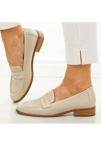 POTOCKI - Beżowe ażurowe mokasyny damskie Potocki 12785. Okazja: na spacer, na co dzień. Nosek buta: okrągły. Kolor: beżowy. Szerokość cholewki: normalna. Wzór: ażurowy. Materiał: skóra. Sezon: wiosna, jesień, lato. Obcas: na obcasie. Styl: casual, elegancki, klasyczny. Wysokość obcasa: niski #1
