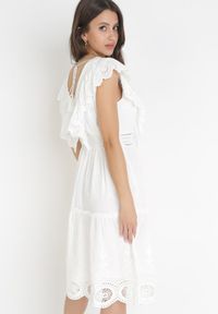 Born2be - Biała Rozkloszowana Sukienka Midi Euphina. Kolor: biały. Materiał: koronka. Wzór: aplikacja, haft. Długość: midi #4