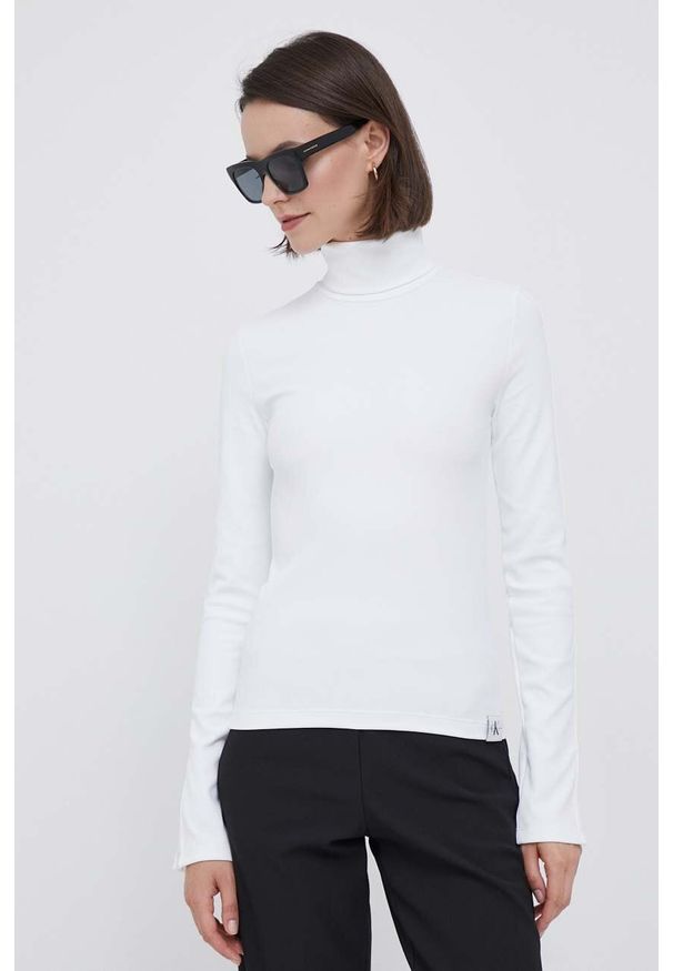 Calvin Klein Jeans longsleeve damski kolor biały z golfem. Typ kołnierza: golf. Kolor: biały. Materiał: dzianina, prążkowany. Długość rękawa: długi rękaw. Wzór: gładki