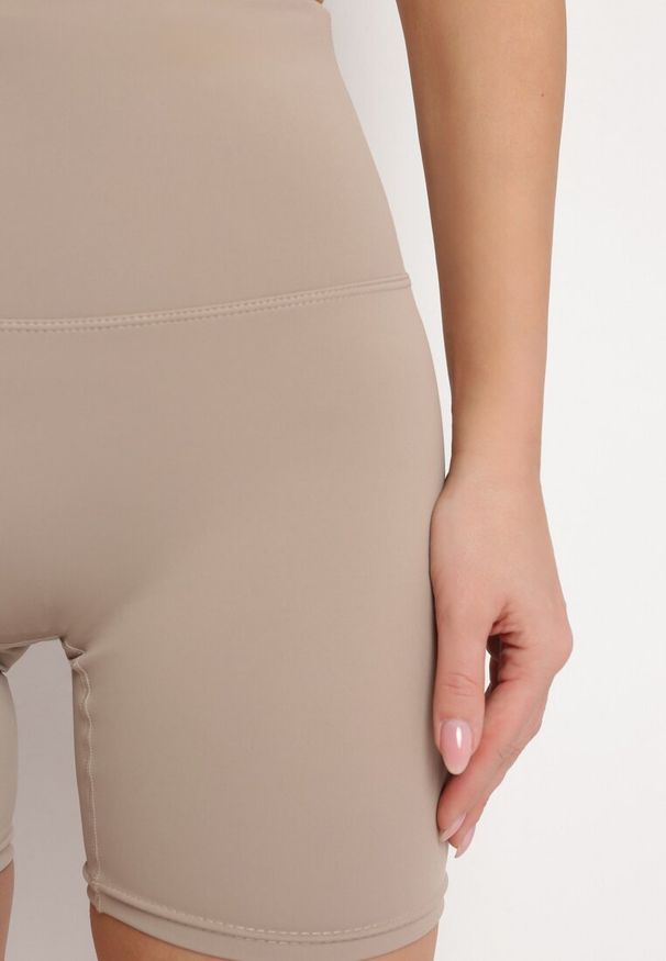 Born2be - Ciemnobeżowe Szorty Kolarki przed Kolano w Sportowym Stylu z Efektem Push Up Vesna. Okazja: na co dzień. Kolor: beżowy. Wzór: aplikacja, bez wzorów. Styl: sportowy