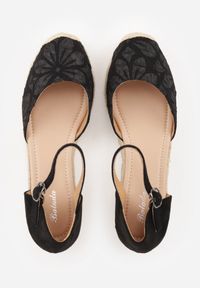 Born2be - Czarno-Beżowe Sandały Callolea. Nosek buta: okrągły. Zapięcie: sprzączka. Kolor: czarny. Materiał: materiał. Wzór: aplikacja. Sezon: wiosna, lato. Obcas: na koturnie #5