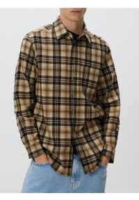 Reserved - Koszula regular fit w kratę - beżowy. Kolor: beżowy. Materiał: wiskoza, tkanina #1