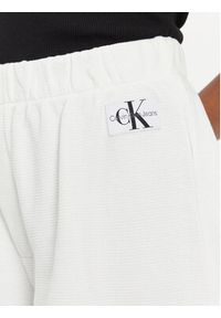Calvin Klein Jeans Szorty sportowe J20J223276 Écru Regular Fit. Materiał: bawełna
