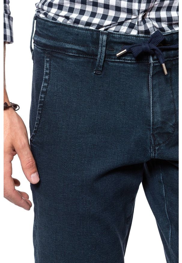 Mustang - SPODNIE MĘSKIE MUSTANG Jog Chino Denim Blue 1009078 5000 880. Stan: podwyższony