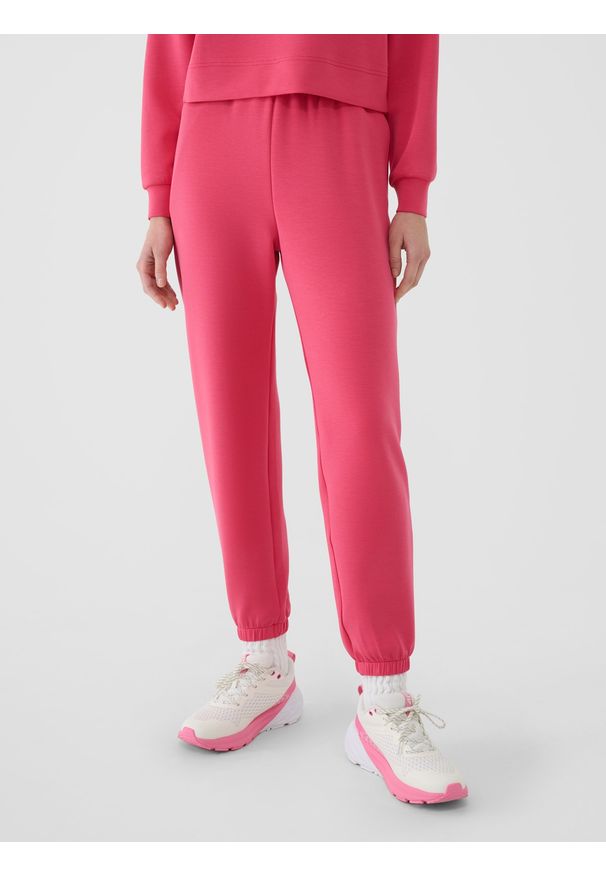 4f - 4F Spodnie dresowe joggery z modalem damskie - różowe XXL. Kolor: różowy. Materiał: dresówka. Wzór: gładki, ze splotem. Sport: fitness