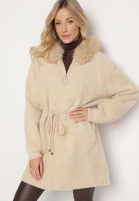 Born2be - Beżowy Płaszcz o Długim Kroju z Futrem i Ściągaczem w Talii Delirith. Okazja: na co dzień. Typ kołnierza: kaptur. Kolor: beżowy. Materiał: futro. Długość: długie. Styl: casual, elegancki #3