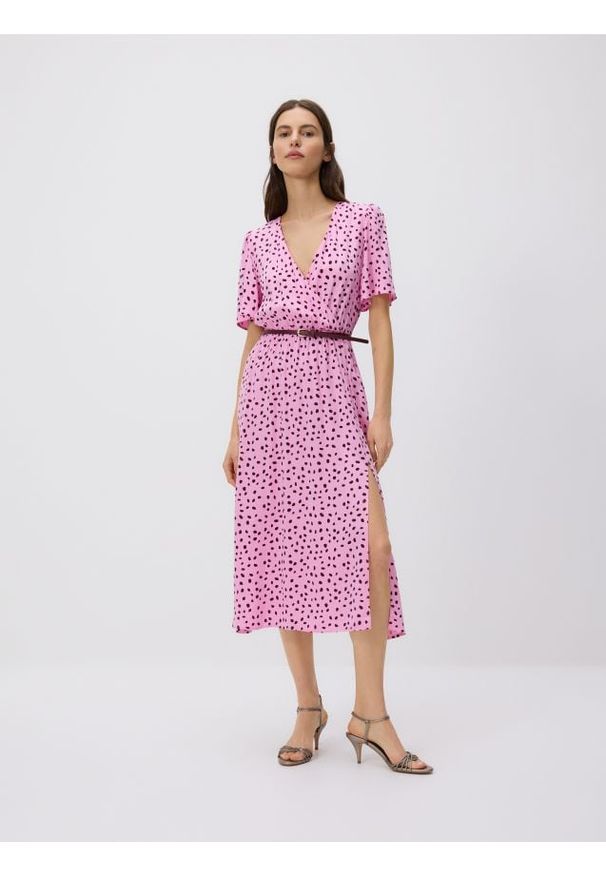 Reserved - Sukienka z paskiem - różowy. Kolor: różowy. Materiał: tkanina, wiskoza. Typ sukienki: kopertowe