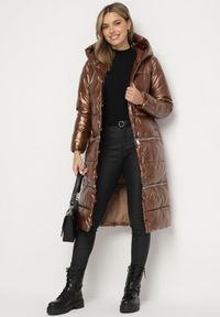 Born2be - Brązowa Kurtka z Kapturem i Szerokim Pikowaniem o Regulowanej Długości Ansanna. Okazja: na co dzień. Typ kołnierza: kaptur. Kolor: brązowy. Materiał: jeans. Styl: casual #4