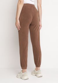 Born2be - Brązowe Spodnie Dresowe z Haftem Mixarre. Kolor: brązowy. Materiał: dresówka. Wzór: haft. Sezon: jesień, zima #3