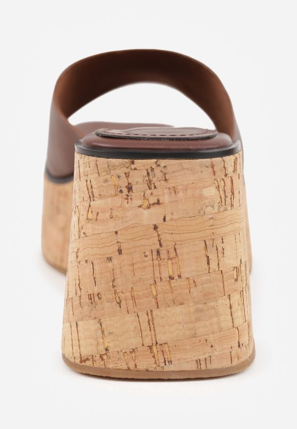 Renee - Brązowe Klapki z Kwadratowym Noskiem VICES na Koturnie z Fakturą Korka Kahliliana. Kolor: brązowy. Wzór: haft. Sezon: lato. Obcas: na koturnie. Styl: boho, wakacyjny, elegancki