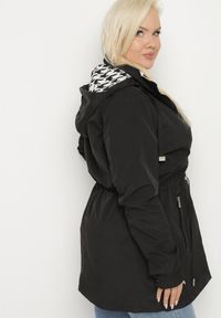 Born2be - Czarna Kurtka Wiatrówka o Kroju Parki z Odpinanym Kapturem Nalinora. Okazja: na co dzień. Kolekcja: plus size. Kolor: czarny. Materiał: dzianina, jeans. Długość rękawa: długi rękaw. Długość: długie. Wzór: aplikacja. Styl: klasyczny, casual, elegancki #6