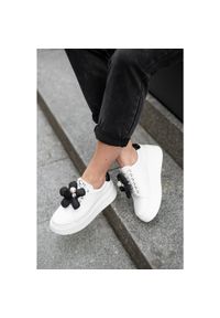 CheBello - Białe Sneakersy Chebello Eleganckie Obuwie Z Kwiatem. Kolor: biały. Materiał: skóra. Wzór: kwiaty. Obcas: na platformie #5