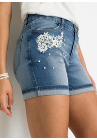 bonprix - Szorty dżinsowe z ozdobną aplikacją, mid waist. Kolor: niebieski. Wzór: aplikacja. Sezon: lato