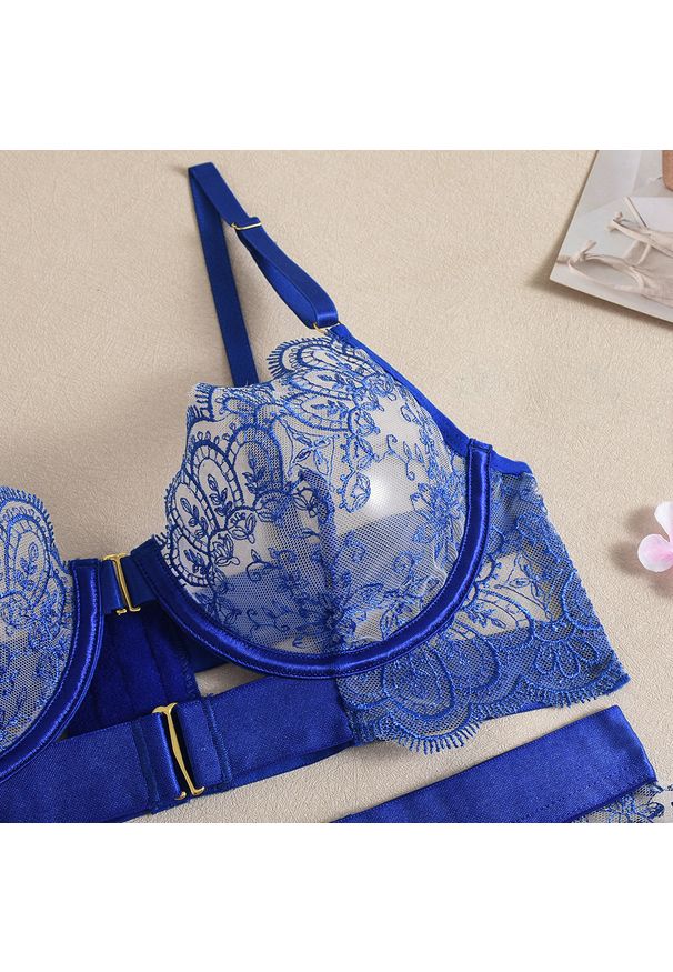 Intica - Komplet bielizny koronkowej z push-upem i pasem do pończoch Egypt. Kolor: fioletowy. Materiał: koronka. Wzór: koronka