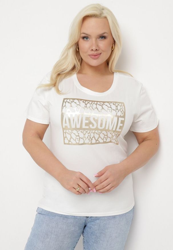 Born2be - Biały Bawełniany T-shirt z Ozdobnym Napisem Floerin. Okazja: na co dzień. Kolor: biały. Materiał: bawełna. Wzór: napisy. Styl: elegancki, casual