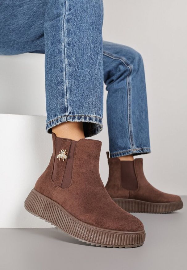 Born2be - Brązowe Botki Typu Sztyblety Vices z Metaliczną Ozdobą Alirrive. Okazja: na co dzień. Kolor: brązowy. Materiał: jeans. Wzór: aplikacja. Styl: klasyczny, casual, elegancki