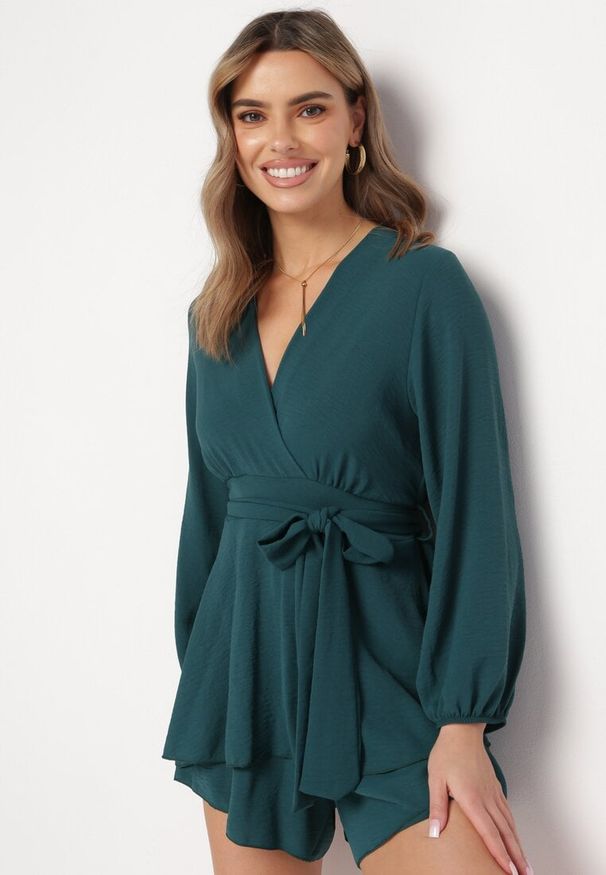 Born2be - Ciemnozielona Kopertowa Sukienka Kombinezon Mini z Falbanką Bomina. Typ kołnierza: kołnierz z falbankami. Kolor: zielony. Materiał: materiał. Typ sukienki: kopertowe. Długość: mini