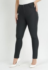 Born2be - Czarne Spodnie Skinny Gasi. Kolekcja: plus size. Kolor: czarny