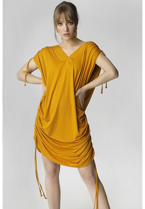 Madnezz - Sukienka Justyna - żółta. Kolor: żółty. Materiał: wiskoza. Typ sukienki: asymetryczne, oversize. Długość: mini
