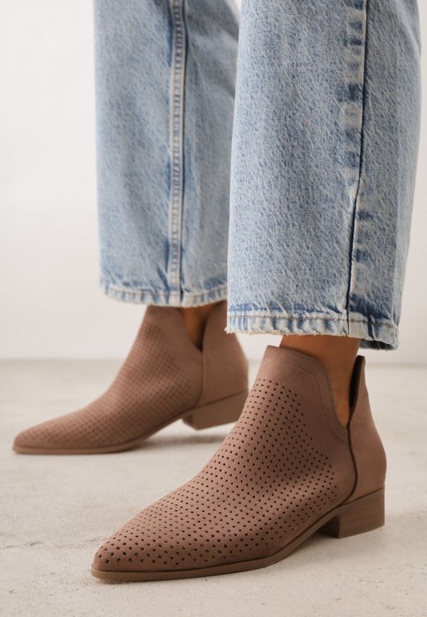 Born2be - Brązowe Ażurowe Botki Vices na Płaskiej Podeszwie z Ozdobnym Wycięciem Selenith. Okazja: na co dzień. Kolor: brązowy. Materiał: jeans. Wzór: ażurowy. Obcas: na płaskiej podeszwie. Styl: casual, klasyczny, elegancki