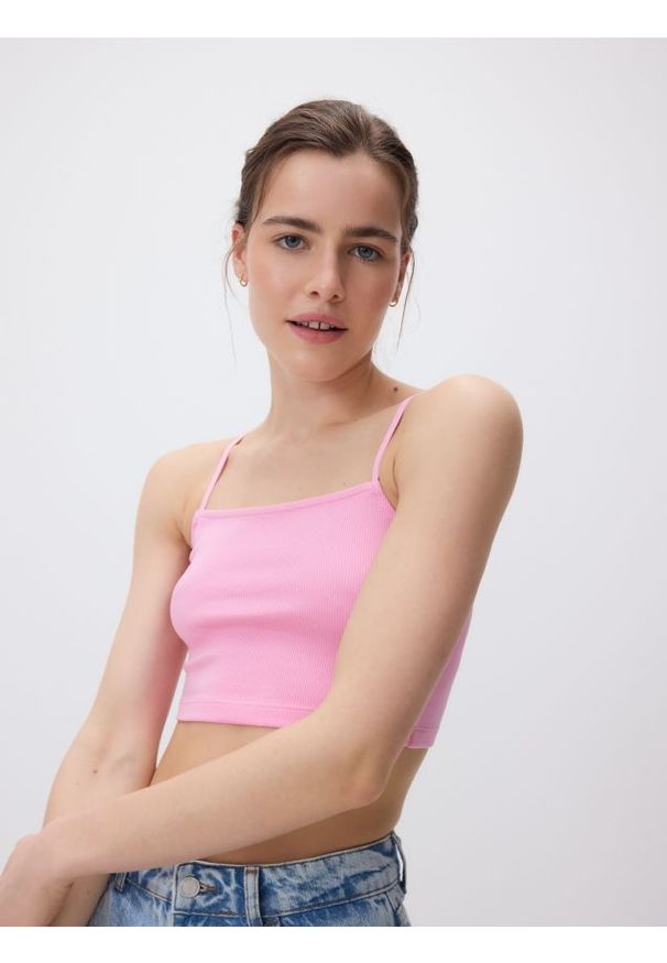 Reserved - Krótki top na ramiączkach - różowy. Kolor: różowy. Materiał: bawełna, dzianina. Długość rękawa: na ramiączkach. Długość: krótkie