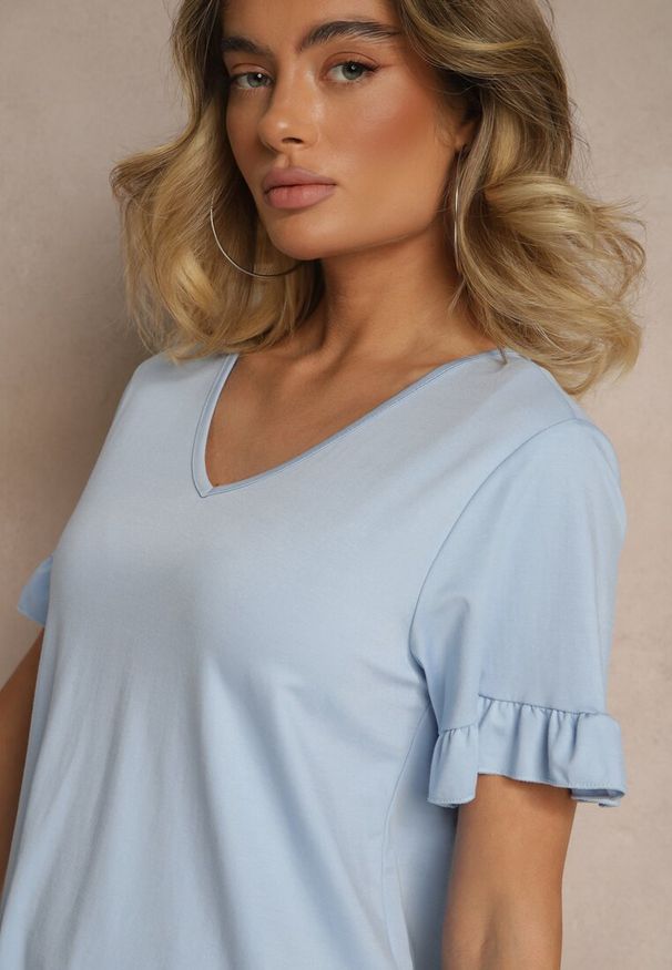 Renee - Niebieska Bluzka z Wiskozą z Falbankami i Dekoltem w Kształcie Litery V Alivaya. Okazja: na co dzień. Typ kołnierza: kołnierz z falbankami, dekolt w kształcie V. Kolor: niebieski. Materiał: wiskoza. Styl: casual