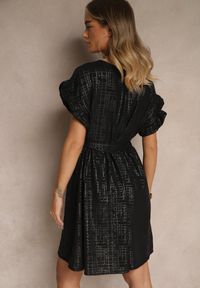 Renee - Czarna Sukienka z Paskiem i Falbankami przy Rękawach Folunelle. Okazja: na co dzień. Typ kołnierza: kołnierz z falbankami. Kolor: czarny. Styl: klasyczny, elegancki, casual #5