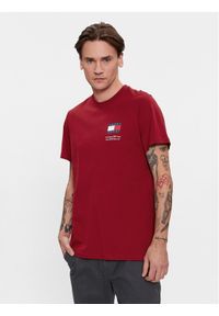 Tommy Jeans T-Shirt Essential Flag DM0DM18263 Czerwony Slim Fit. Kolor: czerwony. Materiał: bawełna #1