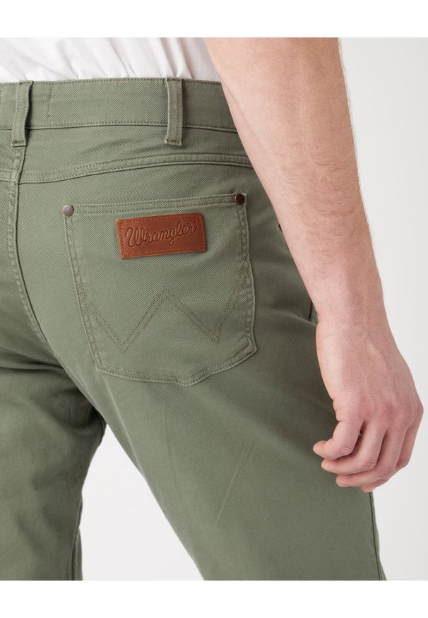 Wrangler - WRANGLER MĘSKIE SPODNIE MATERIAŁOWE GREENSBORO DUSTY OLIVE 112341466 W15Q018115. Materiał: materiał
