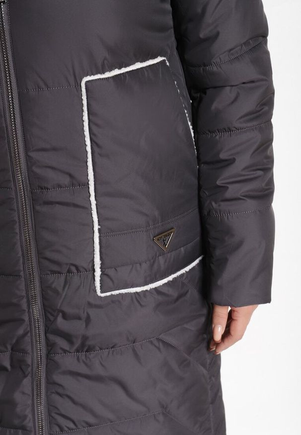 Born2be - Szara Pikowana Kurtka Zimowa z Kapturem i Kieszeniami z Kontrastowymi Detalami Genara. Okazja: na co dzień. Typ kołnierza: kaptur. Kolor: szary. Materiał: jeans. Sezon: zima. Styl: elegancki, casual