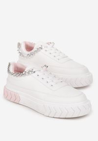 Renee - Biało-Różowe Sneakersy na Tłoczonej Platformie Ozdobione Łańcuchem Jaihini. Kolor: biały. Wzór: aplikacja. Obcas: na platformie #3