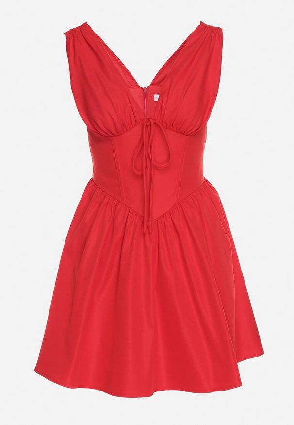 Born2be - Czerwona Sukienka Vices o Rozkloszowanym Kroju z Wiązaniem Foliseia. Okazja: na co dzień. Typ kołnierza: dekolt w kształcie V. Kolor: czerwony. Materiał: poliester, jeans. Długość rękawa: bez rękawów. Styl: casual, elegancki, klasyczny