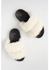 Answear Lab Kapcie kolor beżowy. Kolor: beżowy. Materiał: materiał, guma. Wzór: gładki. Styl: wakacyjny #3