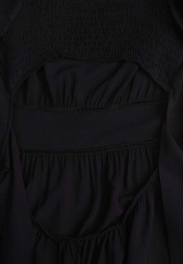 Born2be - Czarna Rozkloszowana Sukienka z Wiskozy z Wycięciem i Wiązaniem na Plecach Dimicia. Typ kołnierza: dekolt kwadratowy. Kolor: czarny. Materiał: wiskoza. Długość rękawa: krótki rękaw. Typ sukienki: rozkloszowane. Styl: elegancki