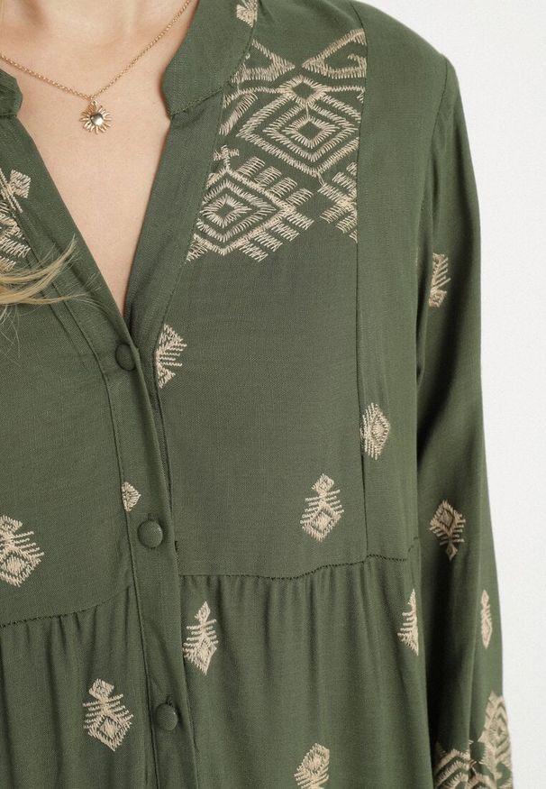 Born2be - Ciemnozielona Sukienka Rozkloszowana z Koszulową Górą z Wzorem Etno Ronitta. Okazja: na co dzień. Typ kołnierza: dekolt w serek. Kolor: zielony. Długość rękawa: długi rękaw. Wzór: aplikacja, haft. Typ sukienki: koszulowe. Styl: etno