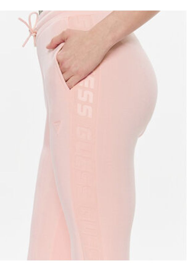 Guess Spodnie dresowe V2YB18 K7UW2 Różowy Regular Fit. Kolor: różowy. Materiał: wiskoza