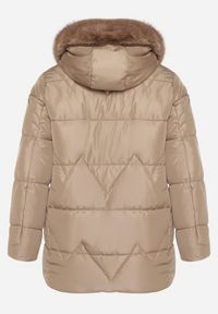 Born2be - Brązowa Pikowana Kurtka z Kapturem z Futerkiem Tevea. Okazja: na spotkanie biznesowe, do pracy, na spacer. Typ kołnierza: kaptur. Kolekcja: plus size. Kolor: brązowy. Materiał: futro. Styl: klasyczny, biznesowy, elegancki #3