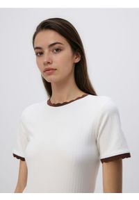 Reserved - T-shirt z ozdobną lamówką - złamana biel. Materiał: dzianina, wiskoza