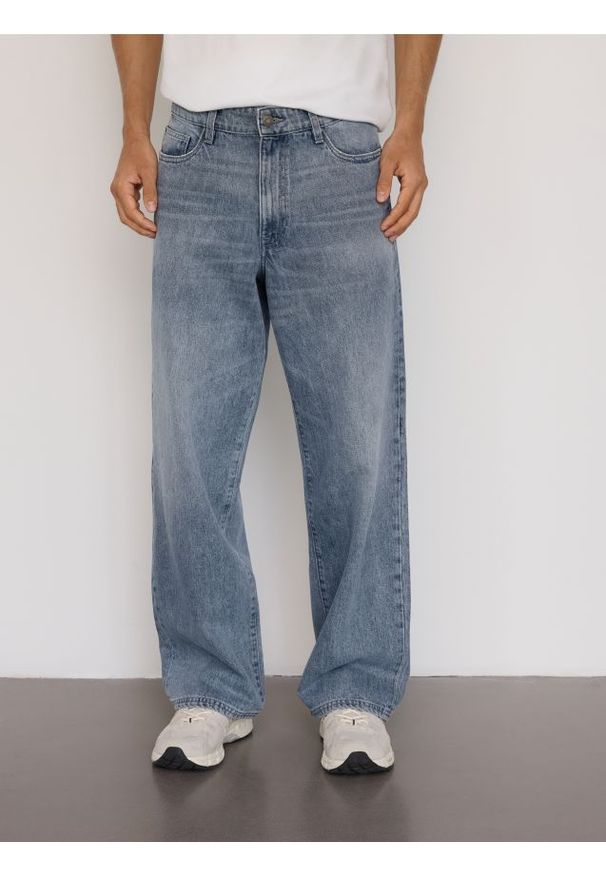 Reserved - Jeansy loose z efektem sprania - granatowy. Kolor: niebieski