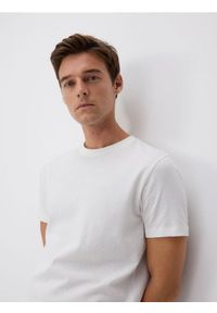 Reserved - Bawełniany t-shirt regular fit - złamana biel. Materiał: bawełna #1