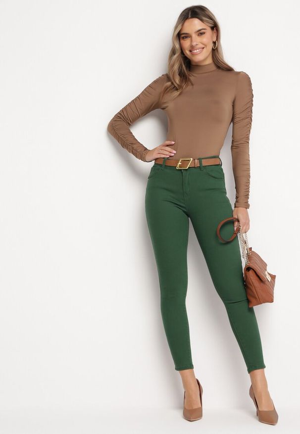Born2be - Ciemnozielone Jeansy Skinny z Paskiem Barise. Kolor: zielony