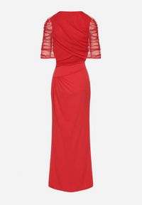 Born2be - Czerwona Koktajlowa Sukienka Zdobiona Marszczeniem z Siateczkową Narzutką Millanea. Okazja: na co dzień. Kolor: czerwony. Wzór: aplikacja. Typ sukienki: proste. Styl: wizytowy #5