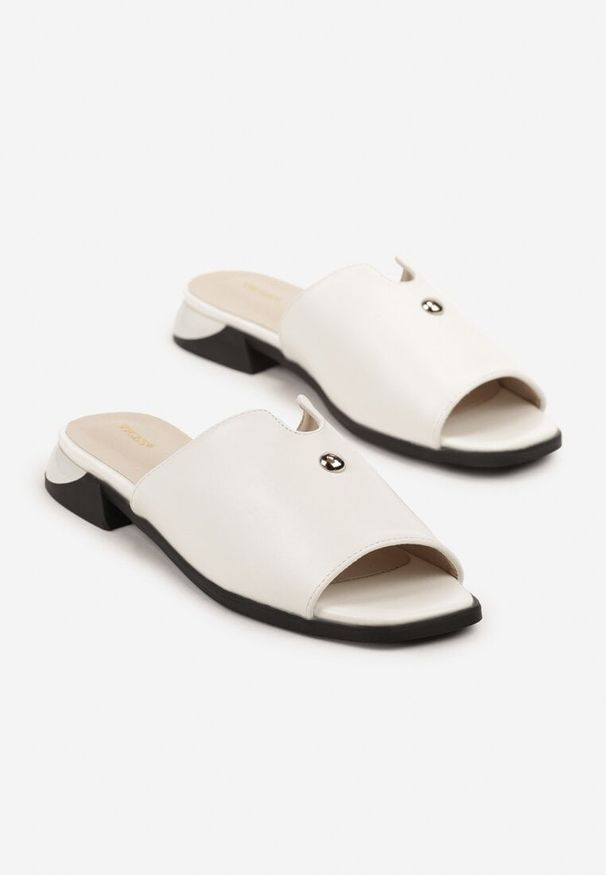 Born2be - Białe Klapki Vices z Ozdobnym Wycięciem i Aplikacją Tiladea. Okazja: na co dzień. Kolor: biały. Wzór: aplikacja. Styl: elegancki, casual