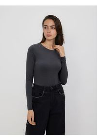 Reserved - Gładkie body - ciemnoszary. Kolor: szary. Materiał: dzianina, bawełna. Wzór: gładki #1